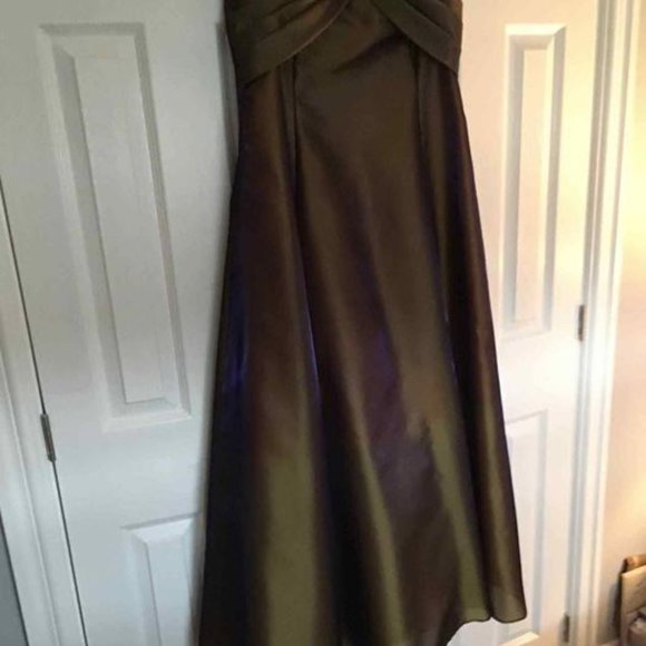 Dresses and Gowns for the Holiday Season - Picture 16 of 16